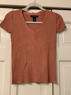 White House Black Market Dusty Rose Ribbed V-Neck Short Sleeve Top